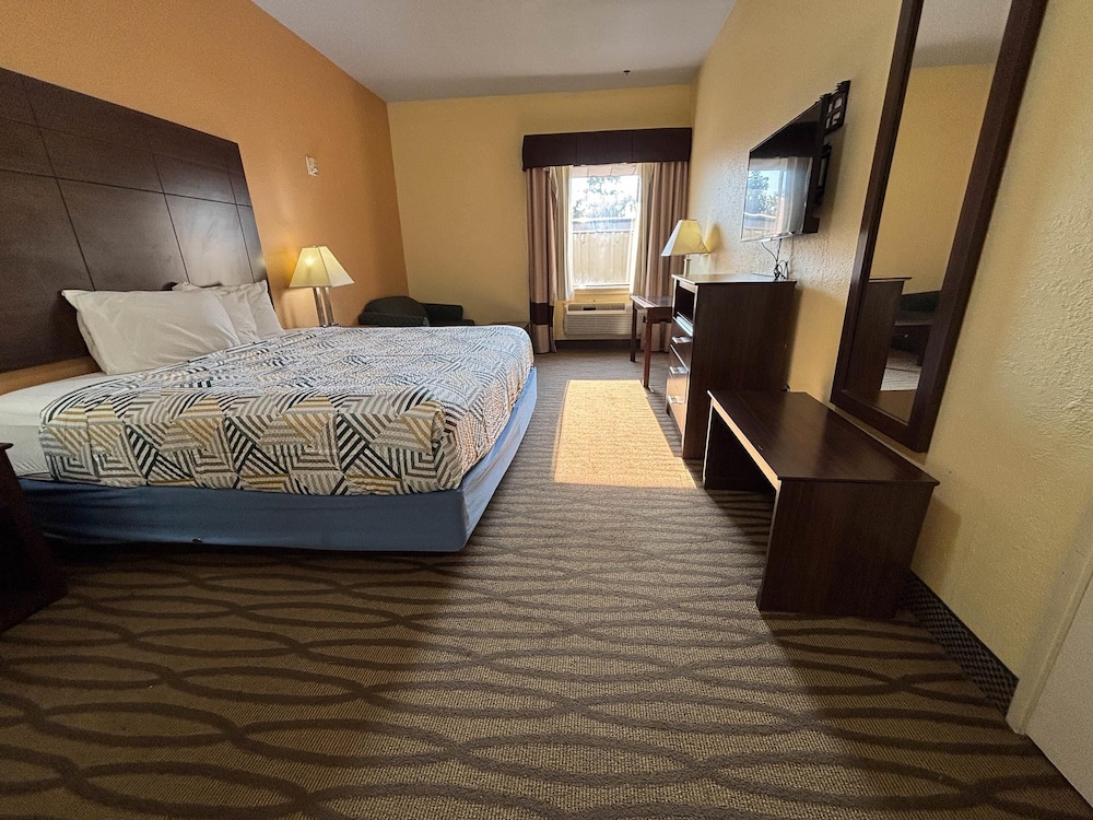 Suite, 1 King Bed, Non Smoking, Hot Tub (Refrigerator & Microwave) - Photo 5