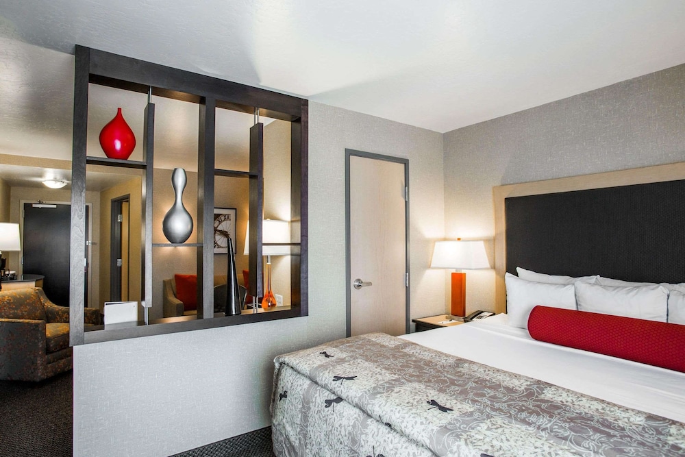 Suite, 1 King Bed with Sofa bed, Non Smoking - Photo 3
