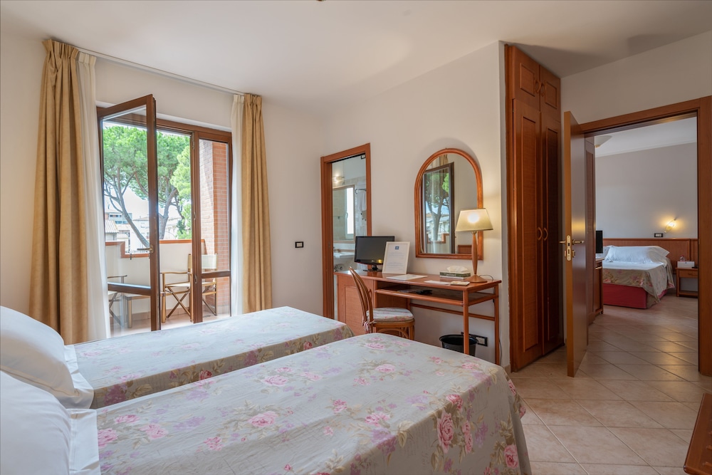 Family Quadruple Room, Balcony (Beach Package) photo 2