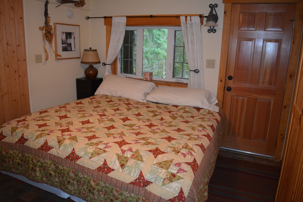 Copper Creekside Cabin