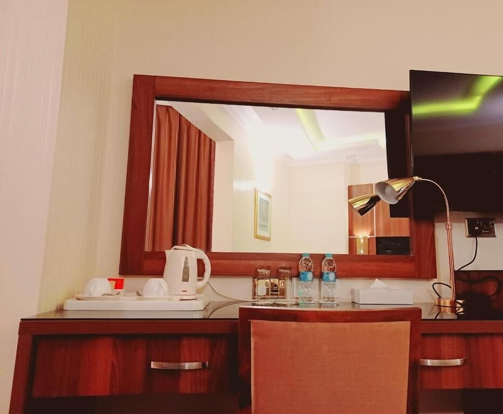 Deluxe Room with King Size Bed - Photo 2
