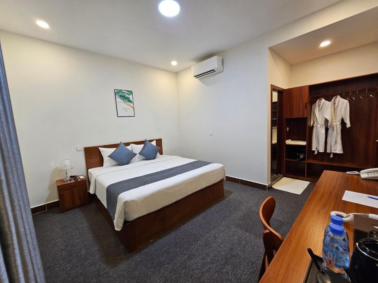 Deluxe Double Room with Balcony - Photo 17