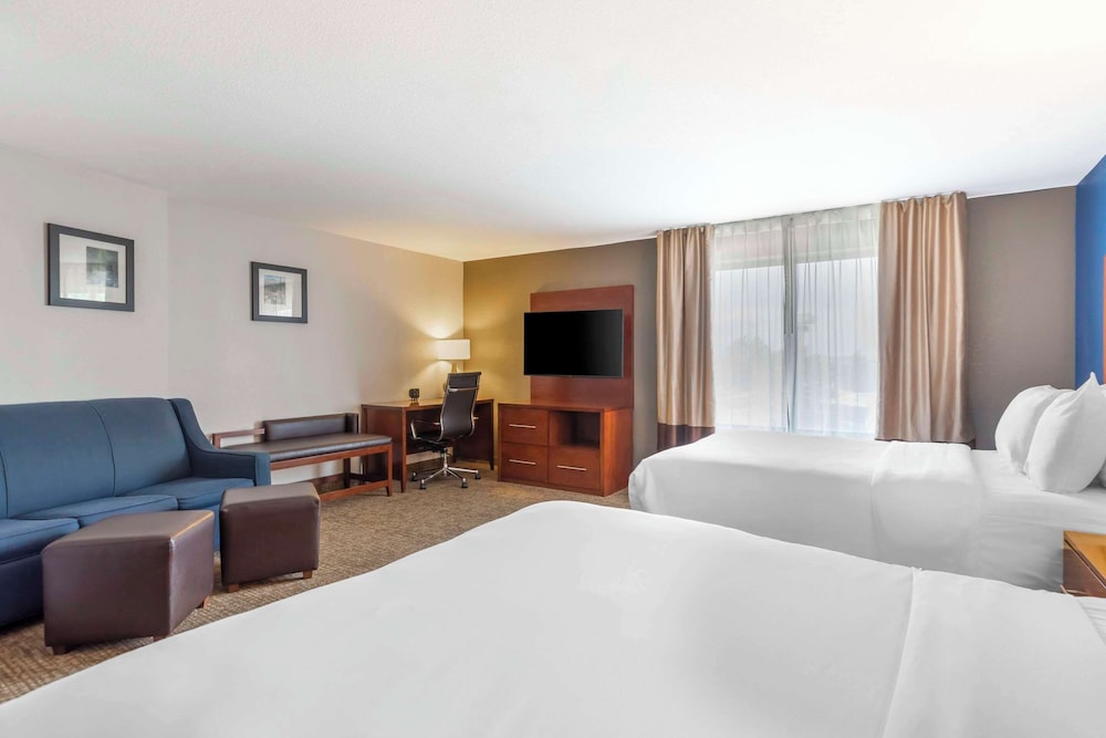 Suite, 2 Queen Beds with Sofabed, Non Smoking - Photo 3