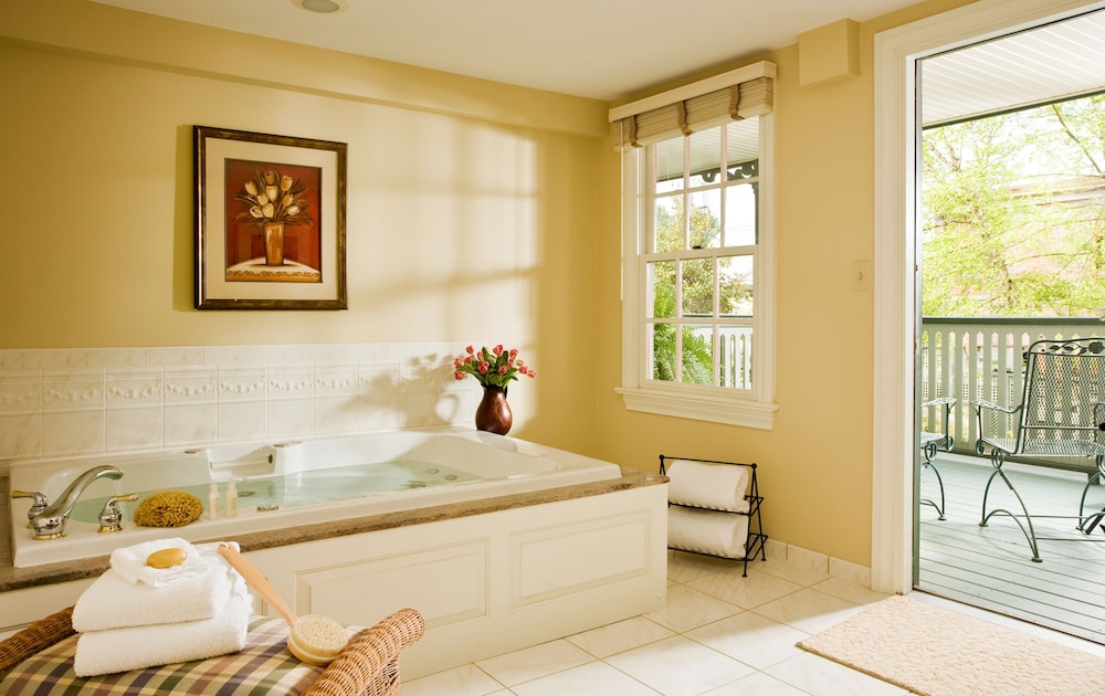 Courtyard King Suite - Photo 4