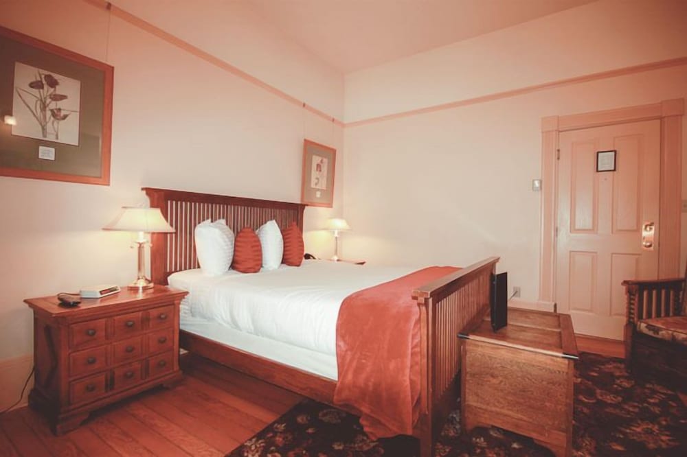 Room, 1 Queen Bed, Non Smoking (Heritage House 1) No Pets photo 3