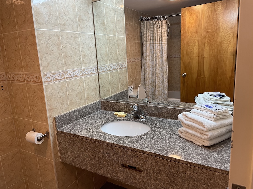 Deluxe Room, Two King Beds - Photo 4