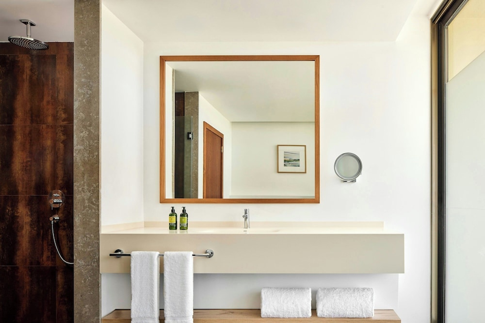Suite, 3 Bedrooms, Balcony - Photo 18