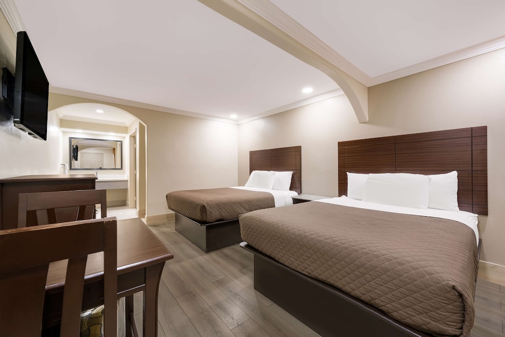 Room, 2 Queen Beds, Accessible, Non Smoking - Photo 5
