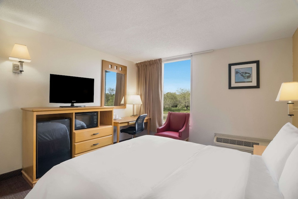 Standard Room, 1 Queen Bed, Non Smoking - Photo 4