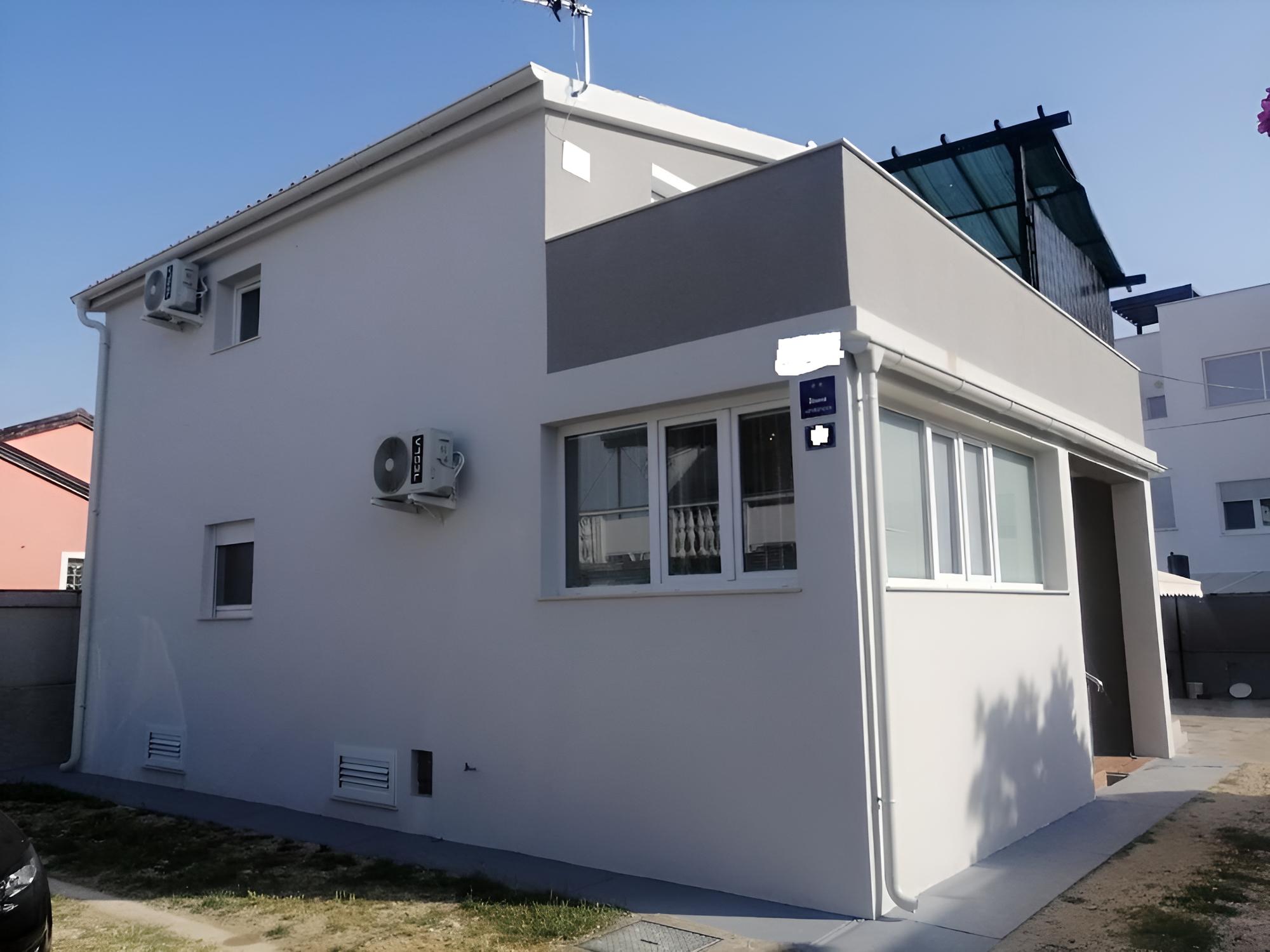 Apartment (Sandra - 40m from the sea & parking -)