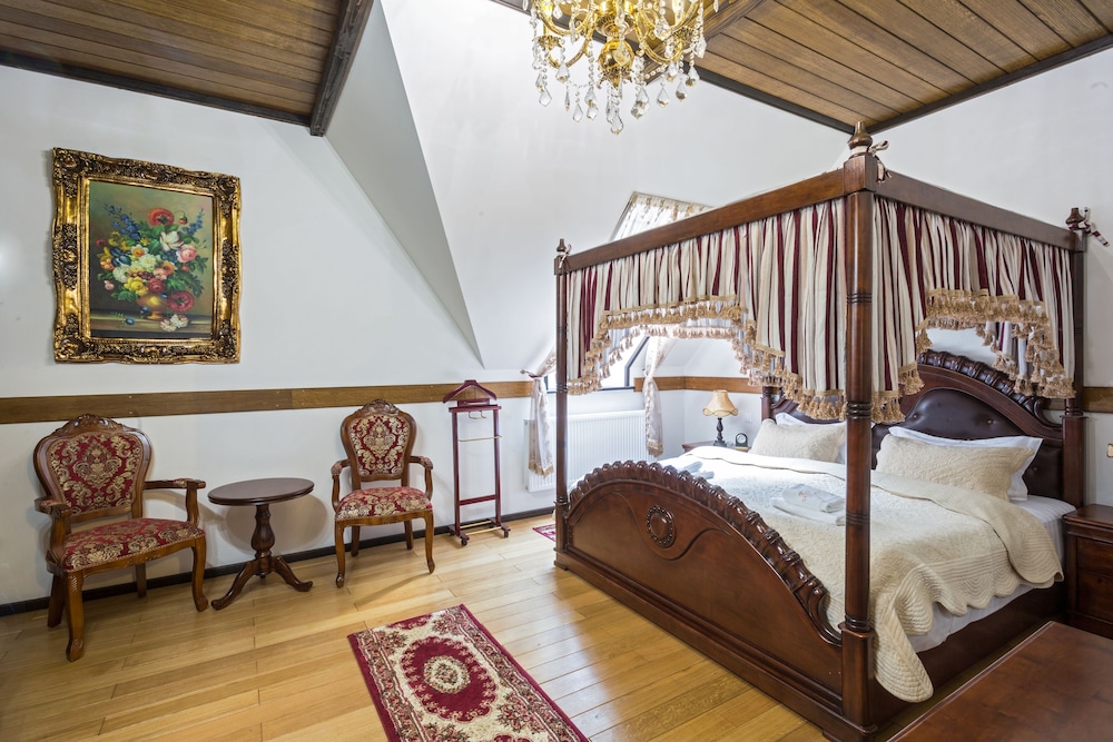 Standard Double Room (King Bed)