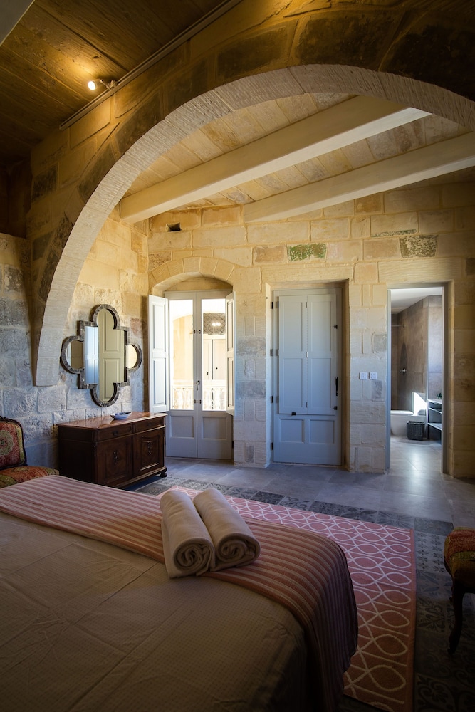 Superior Double Room, Ensuite ( King Room with balcony) - Photo 4