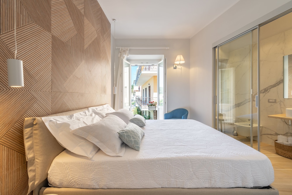 Deluxe Suite, Balcony, Partial Sea View