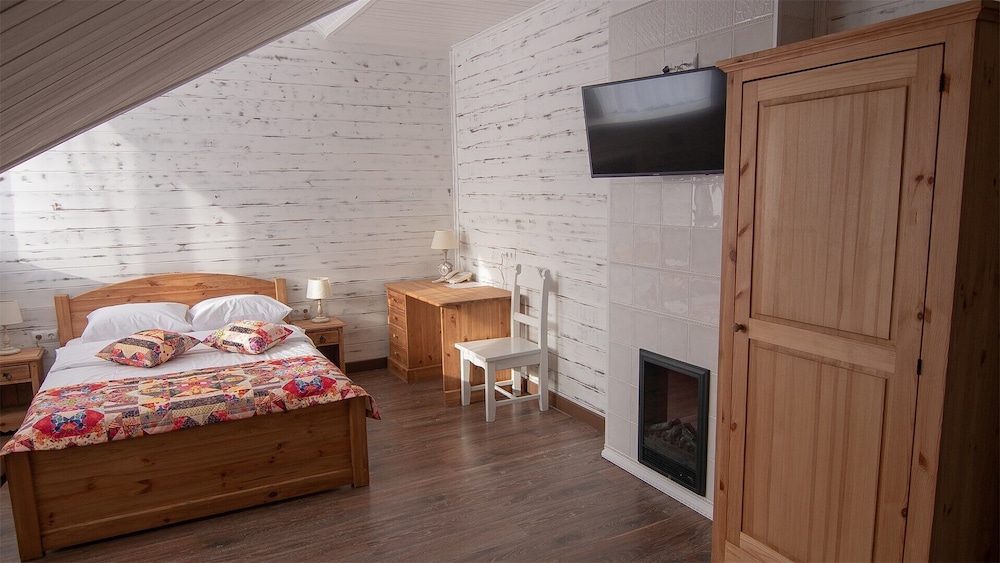 Standard Double Room (Loskutki - Attic Room)