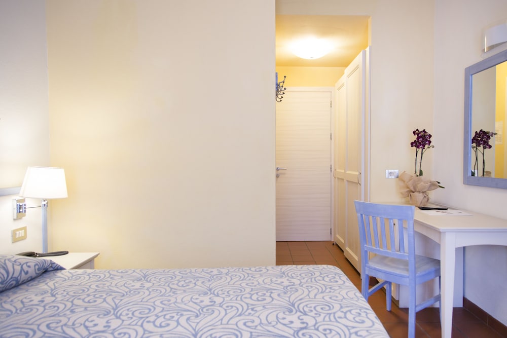 Standard Double or Twin Room - Photo 3