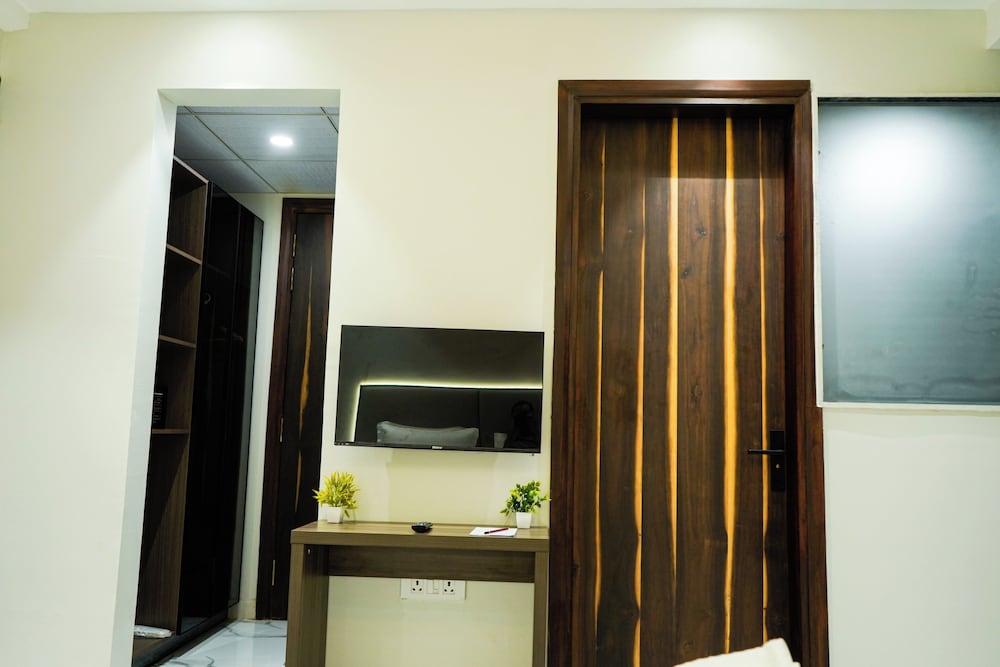 Executive Twin Room, Balcony - Photo 7