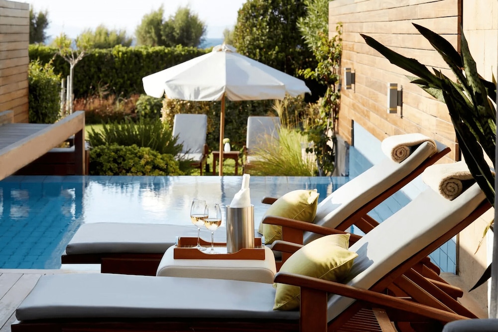 Amus Suite with Private Pool Garden View