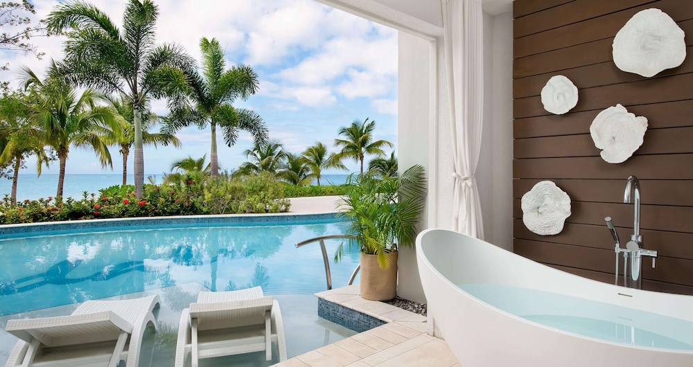 Suite, 1 Bedroom, Patio, Beachfront (Starlight Swim Up Butler, Soaking Tub)