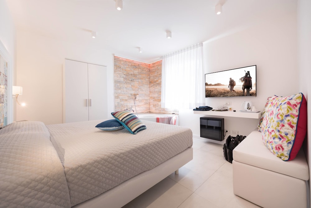 Deluxe Double Room (Adults Only) - Photo 6