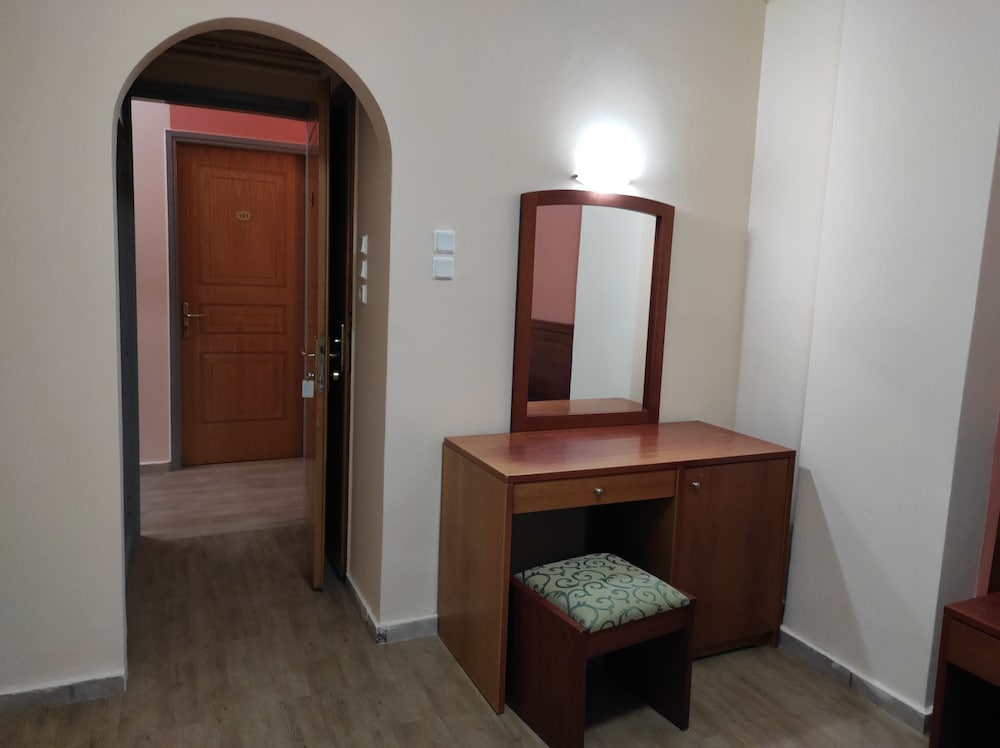 Economy Triple Room photo 2