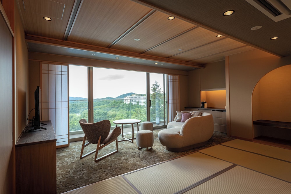 Japanese and Western Style Room 3-6F,Special Kaiseki w/Kobe Beef,Non Smoking(Meal in the Restaurant)