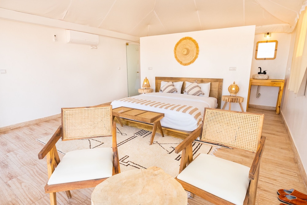 Royal Tent, 1 King Bed, Desert View photo 1