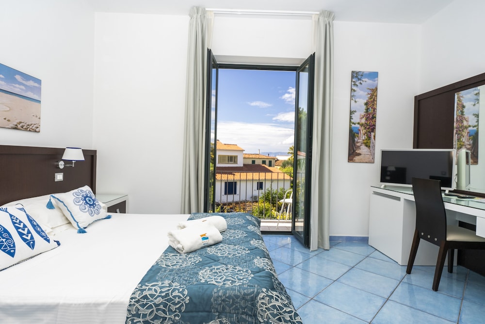 Superior Double Room, 1 Queen Bed, Balcony photo 3