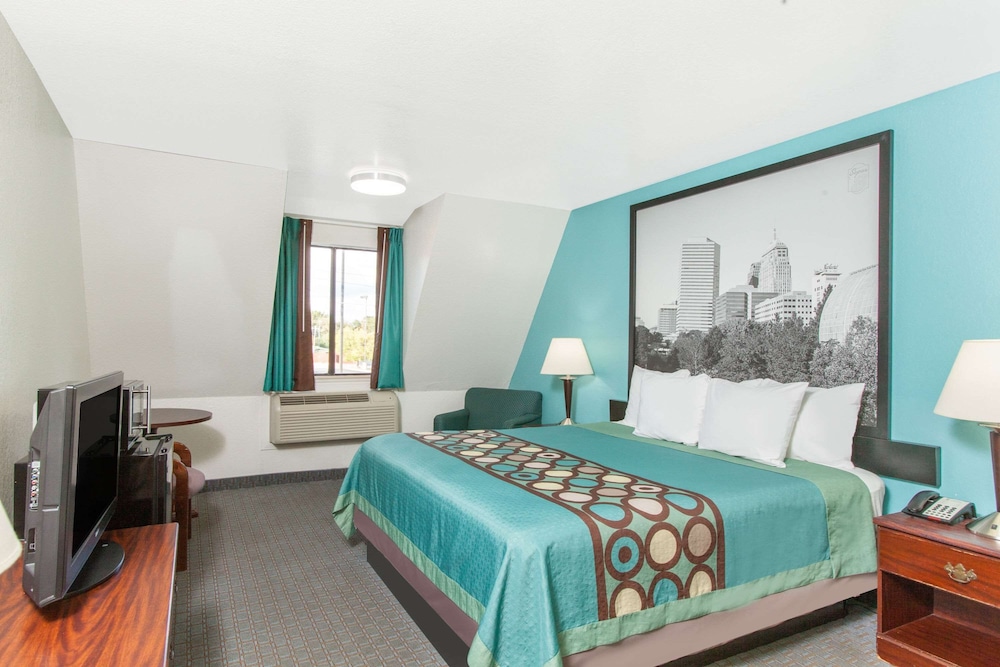 Room, 1 Queen Bed, Smoking - Photo 2