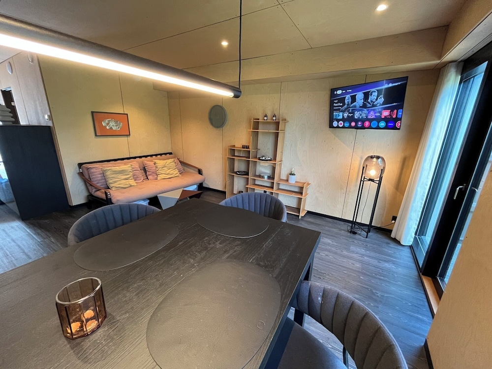 Deluxe Studio