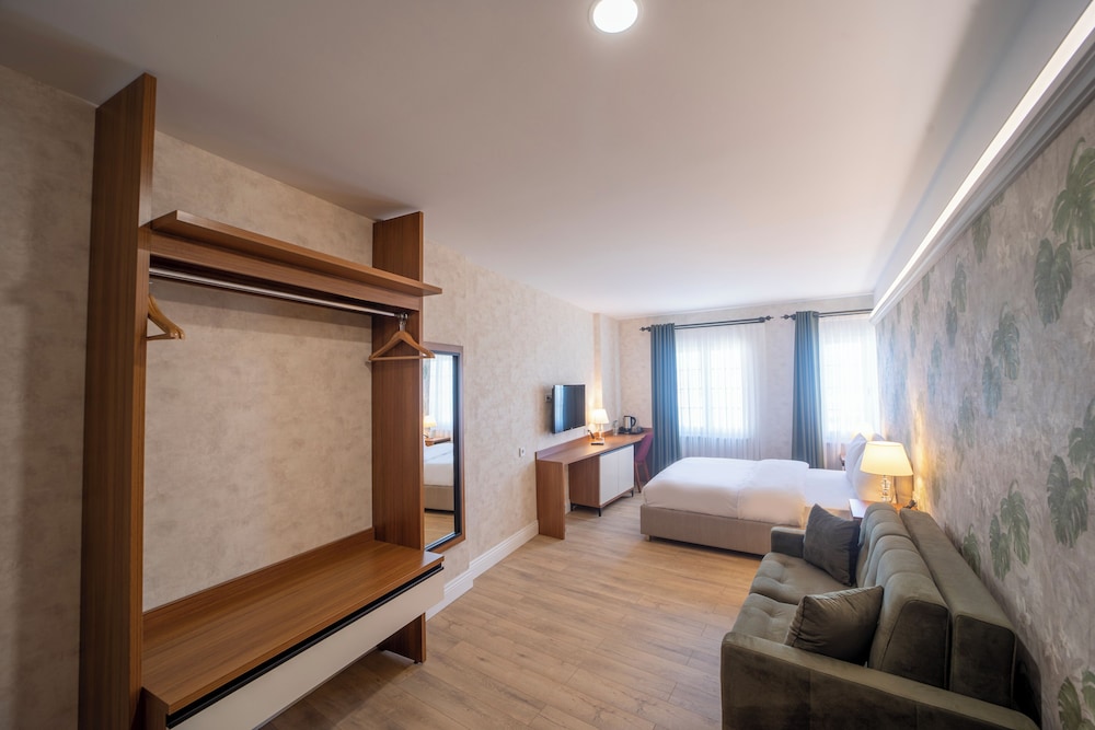 Deluxe Triple Room, 1 King Bed with Sofa bed
