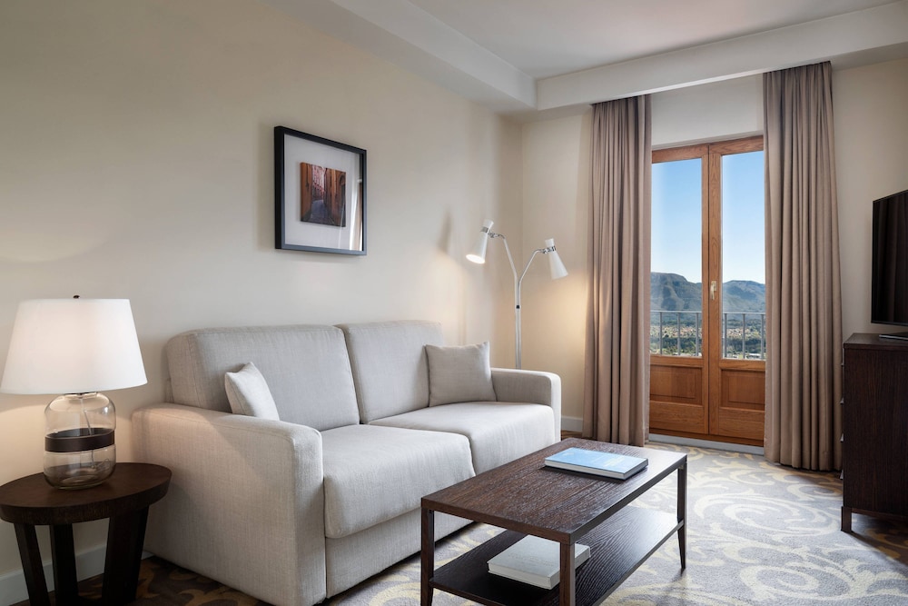 Deluxe Suite, 1 Bedroom, Balcony - Photo 4