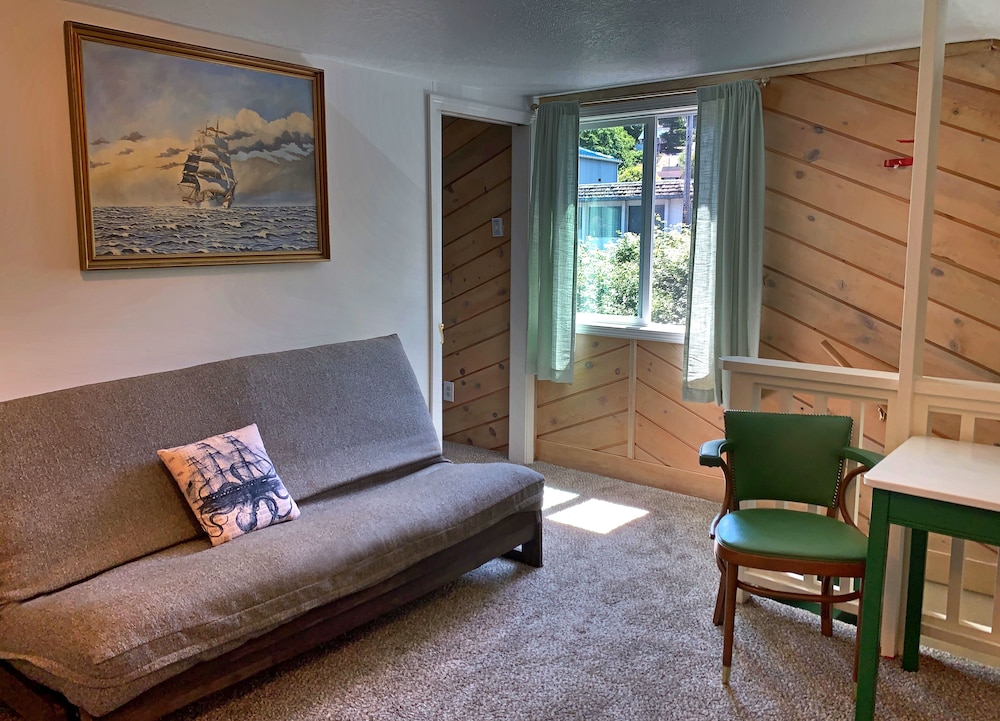 C12. Captain's Quarters (No Pets) photo 2