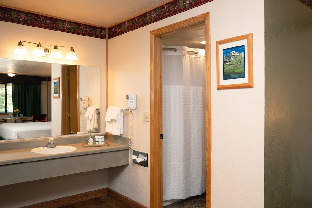 Signature Room, 1 King Bed, Non Smoking, Courtyard Area photo 3