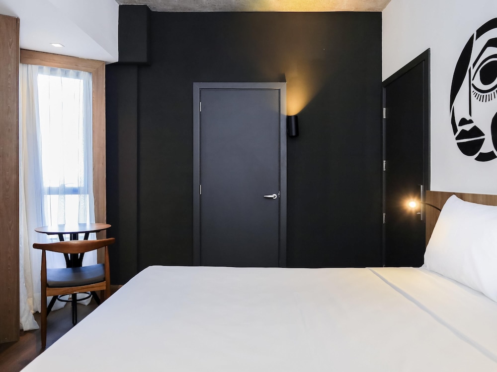 Standard Room with a side sea view (1 double bed and 1 single bed) - Photo 4