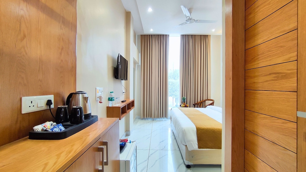 Deluxe Room - Photo 11