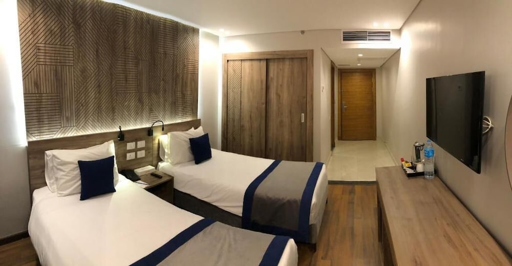 Deluxe Twin Room thumbnail 6