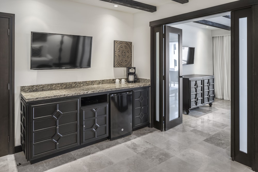 Junior 1 King Suite With Balcony