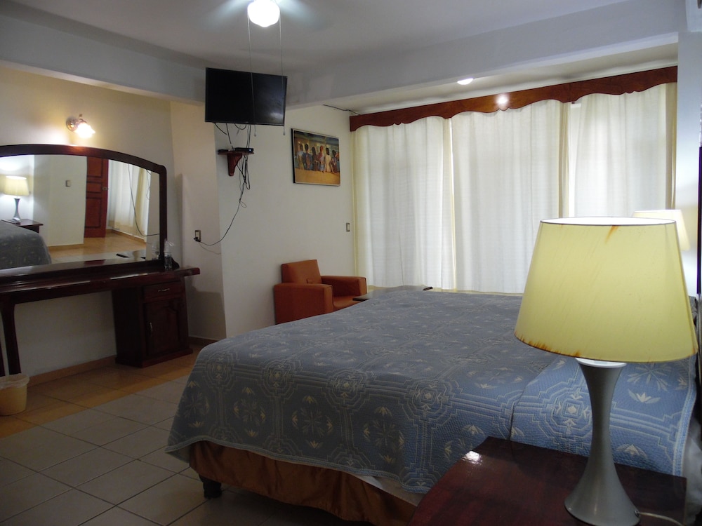 Standard Room, 1 Queen Bed, Partial Ocean View, Tower photo 2