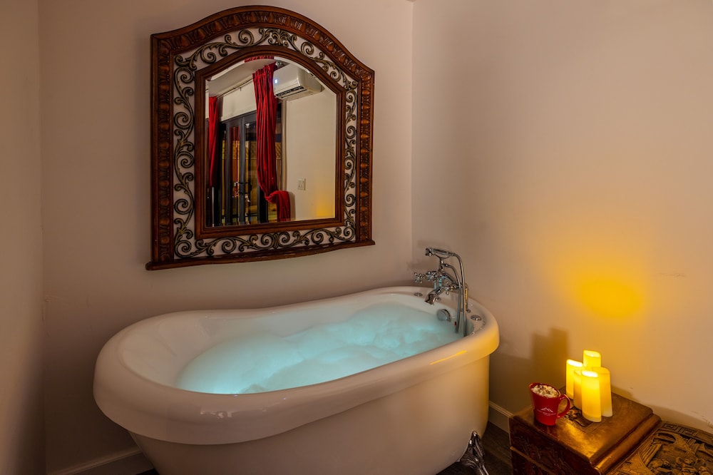Panoramic Studio, Bathtub, Lake View - Photo 11