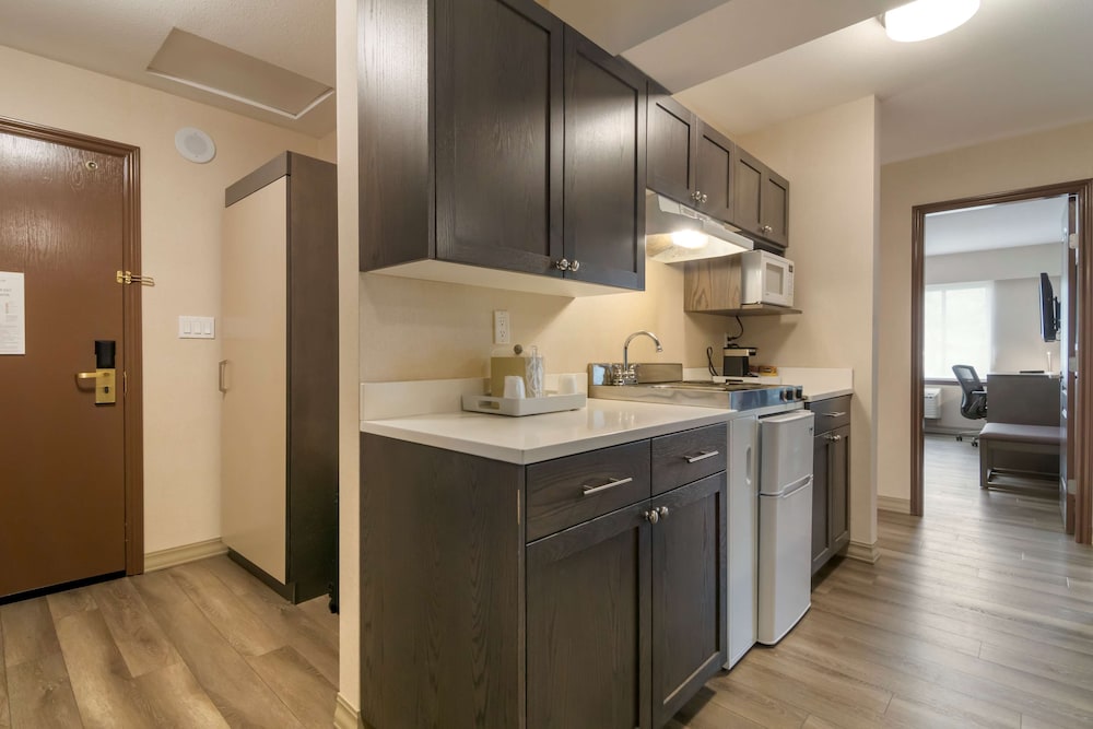 Suite, 2 Queen Beds, Kitchenette, Mountain View (with Sofabed) photo 2