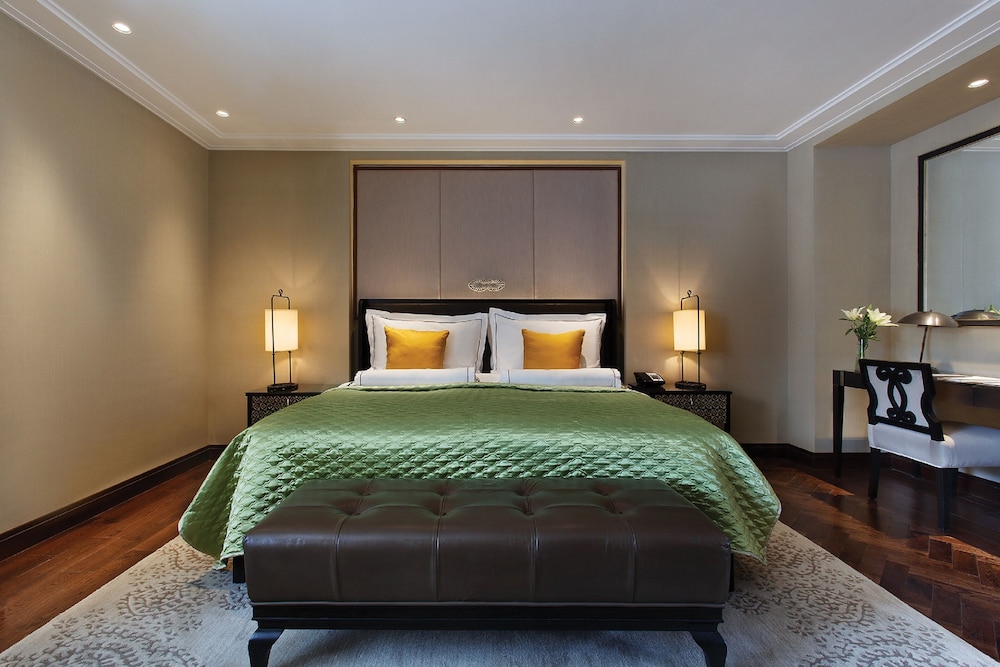 Deluxe Room, 1 King Bed, Pool View