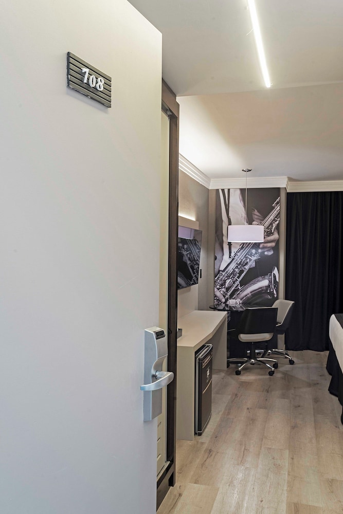 Premium Room - Photo 6