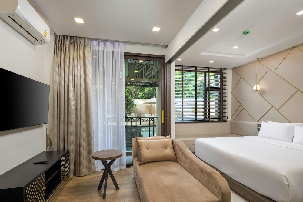 Deluxe Room, 1 King Bed, Pool Access - Photo 7