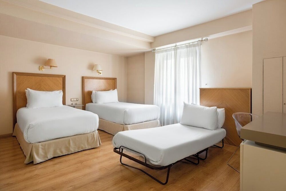 Double Room, 3 Twin Beds (1 Child) photo 2
