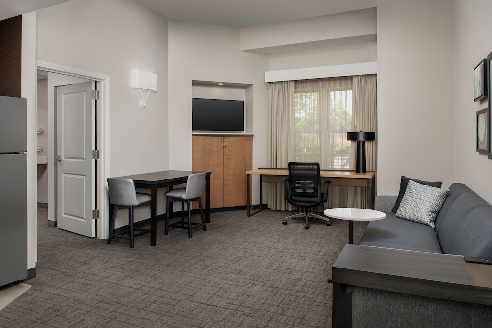 Studio Suite, 2 Bedrooms (Mobility/Hearing Access, Roll-In Shwr) photo 3
