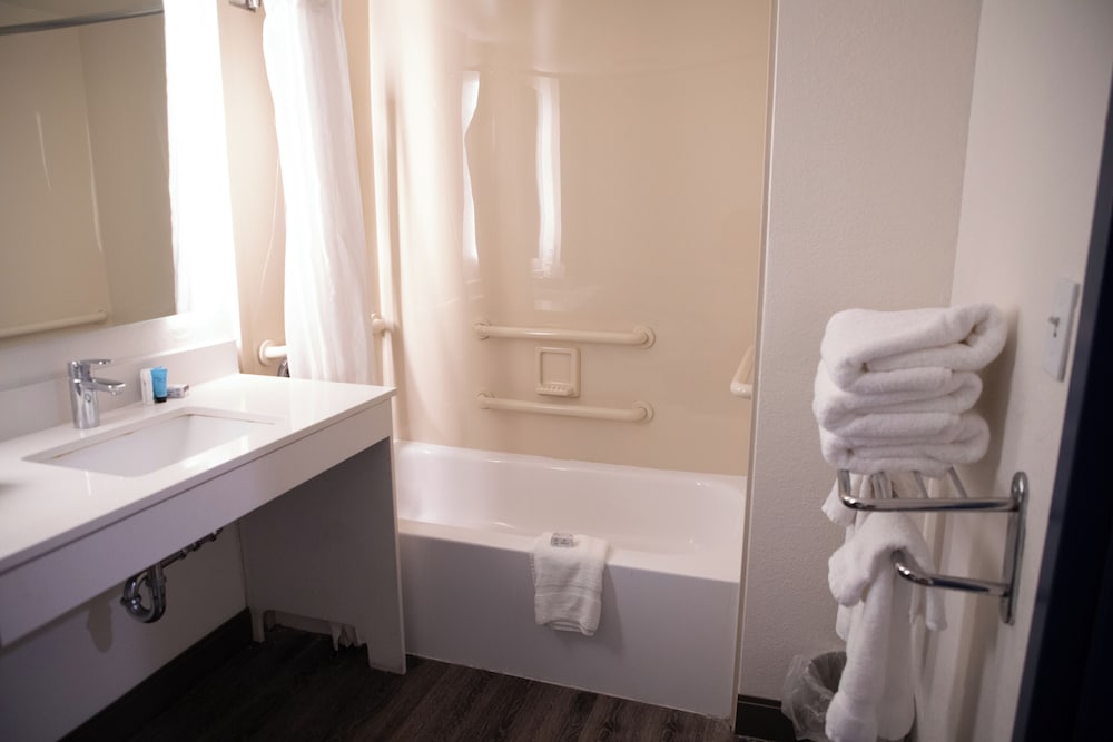 Room, 1 King Bed, Accessible (Mobility & Hearing, Roll-in Shower) - Photo 8