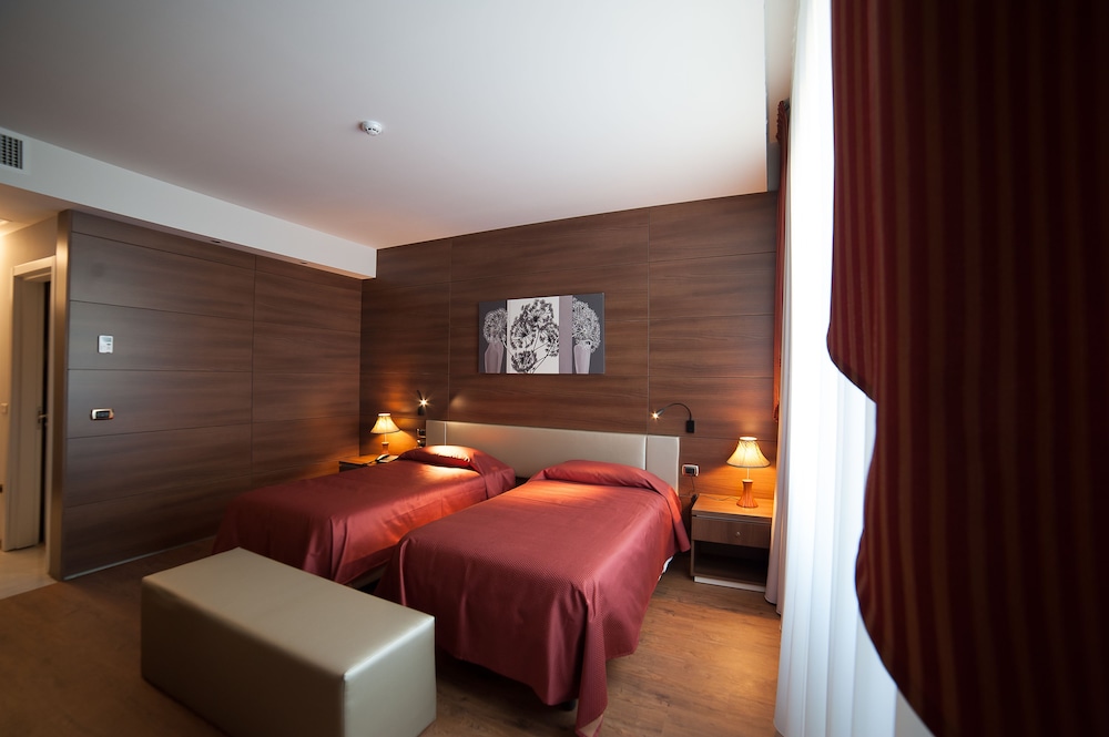 Double Room Single Use, 2 Twin Beds photo 2