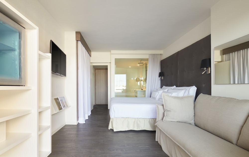 The Level Premium Sea View with Solarium (2 adults + 1 child)