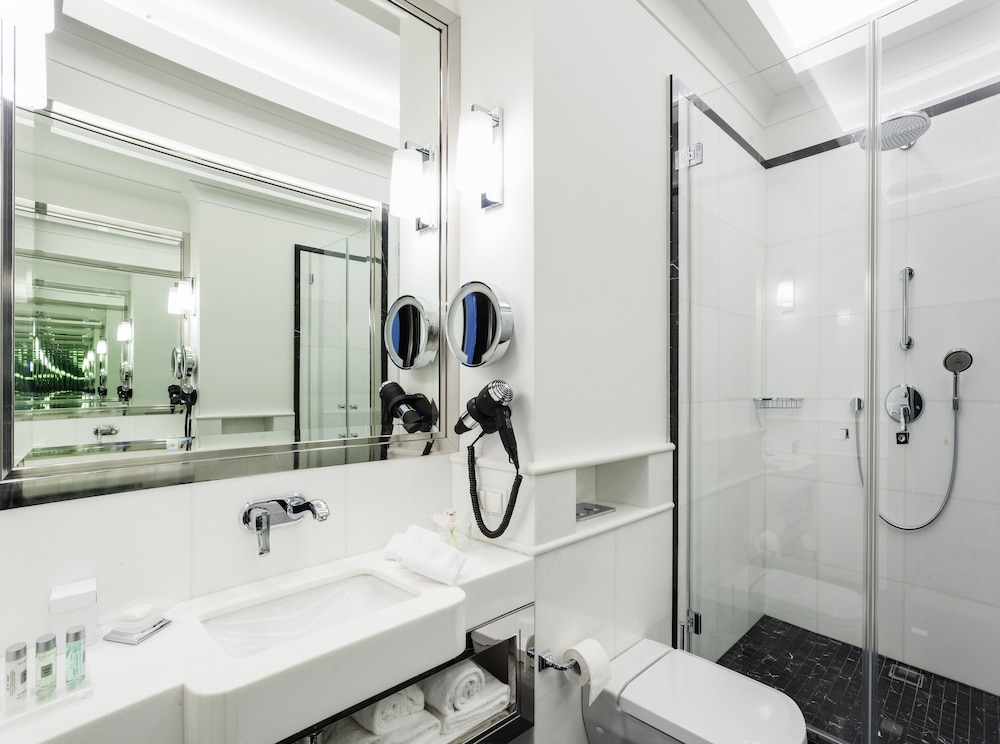 Superior Double Room thumbnail 6