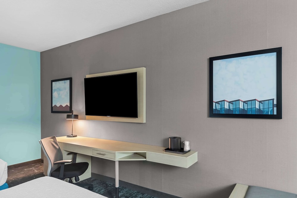 Suite, 2 Queen Beds, Non Smoking, Refrigerator & Microwave (With Sofabed) - Photo 2